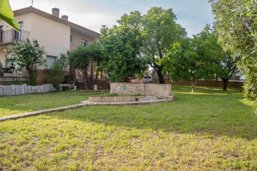 Κήπος έξω από το L'Ametller, casa Alt Empordà