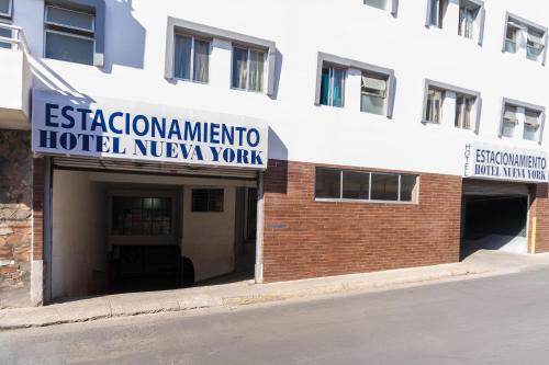 a building with a sign that reads esociacionminster hotel nixon yard at Capital O Nueva York, Guadalajara centro downtown in Guadalajara