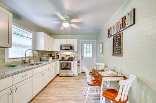 Η κουζίνα ή μικρή κουζίνα στο 1 Mi to Ocala Dtwn Square Home with Yard!
