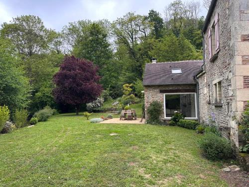 une ancienne maison en pierre avec un jardin à l'avant-plan dans l'établissement Maison du Pré — Familial & Nature, à Bully