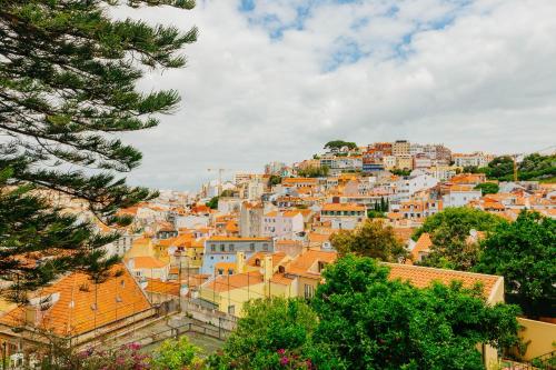 Balcony & Dream View 3BR Historic District Apartment by Rent4Rest