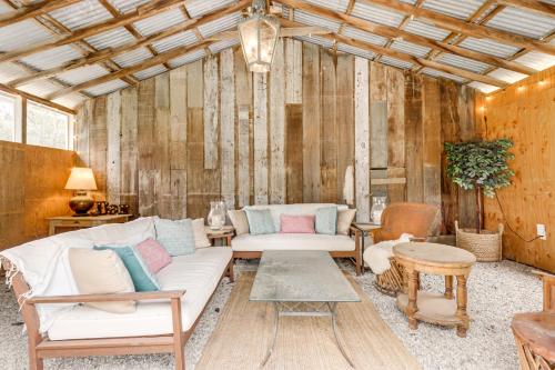 Posezení v ubytování Private, Spacious Home in Wine Country with Perks!