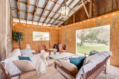 Posezení v ubytování Private, Spacious Home in Wine Country with Perks!
