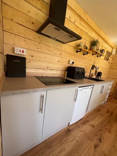 Dapur atau dapur kecil di Edgmond Lodges - 1 & 2 Bed Luxury Log Cabins with Private Hot Tubs Derbyshire