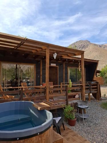 a building with a hot tub in front of it at Casa Refugio en Rivadavia in Vicuña