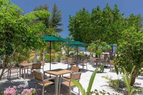 Ein Garten an der Unterkunft Arrival Beach and Spa