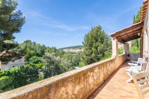- un balcon d'une maison avec des chaises et des arbres dans l'établissement Appartement Luminosa - Welkeys, à Cassis