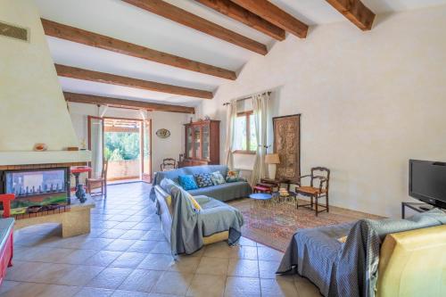 un salon avec un canapé bleu et une télévision dans l'établissement Appartement Luminosa - Welkeys, à Cassis