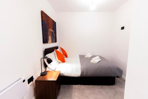 Postel nebo postele na pokoji v ubytování Modern 1BR Apt with City Views - Walk to Leeds CC