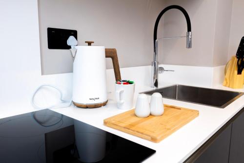 Kuchyň nebo kuchyňský kout v ubytování Modern 1BR Apt with City Views - Walk to Leeds CC