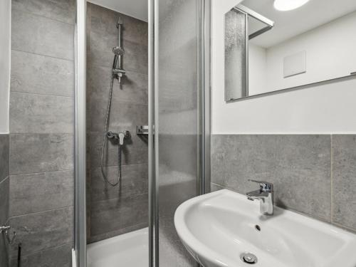 エメリッヒにあるSali Homes-Komfort Apartment Haus in Emmerich am Rheinのシャワー、洗面台、鏡を備えたバスルーム
