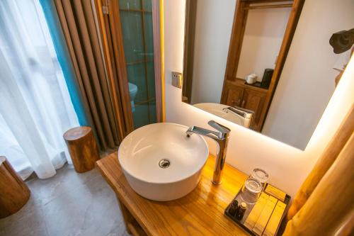 Ένα μπάνιο στο Linshan Xiaozhu Guesthouse, FREE airport pick up, near Tianmen Mount