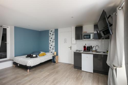 Cette petite chambre comprend un lit et une cuisine. dans l'établissement L'Auberlac'h, à Brest