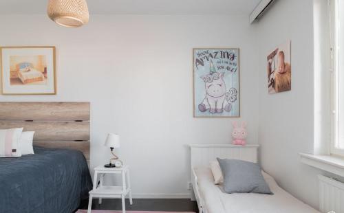 una camera da letto con un letto e una panca di Valoisa 44,5 m2 kaksio Lahden keskustassa a Lahti