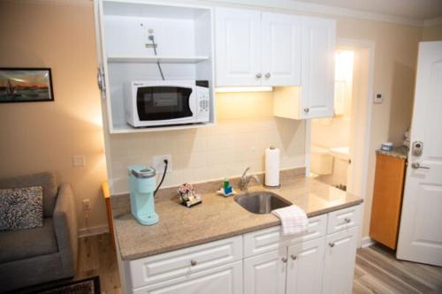 una cucina con lavandino e forno a microonde di Courtyard Resort a Hyannis