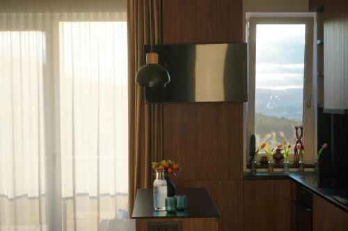 Et tv og/eller underholdning på Urban Grove Apartment with Balcony and Free Parking