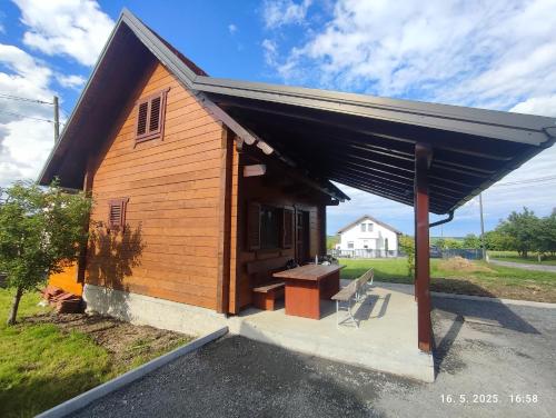 Cypres, modern wooden house with free parking