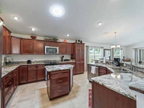 O bucătărie sau chicinetă la 3862 Z4A VILLAGE OF COLLIER by REMAX Premier