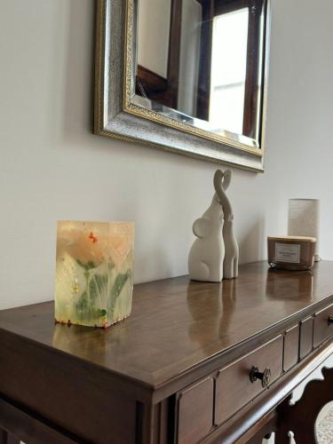 a table with a painting and a picture on it at Cuore Urbano in Pietramelara