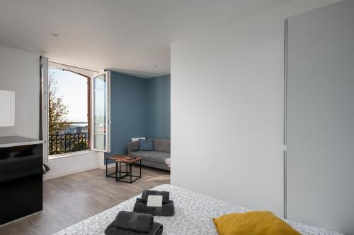 une chambre avec un lit, un canapé et une fenêtre dans l'établissement Le Camfrout, à Brest