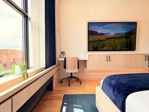 TV a/nebo společenská místnost v ubytování Cribs on Main