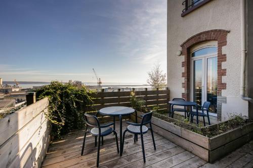 d'une terrasse avec 4 chaises et des tables sur un balcon. dans l'établissement Le Roz, à Brest