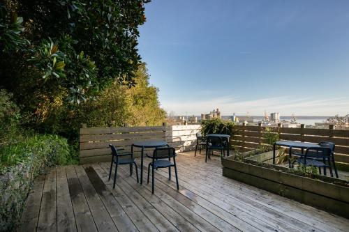 une terrasse avec quatre chaises et tables dessus dans l'établissement Le Roz, à Brest