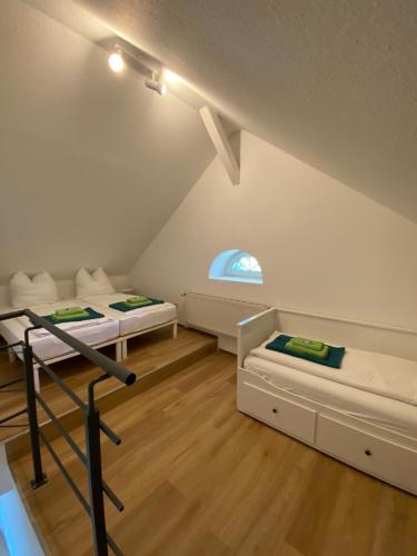a room with two beds and a window at Haffquartier - "Zur Alten Bäckerei" in Mönkebude