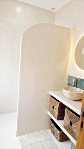 a bathroom with a sink and a counter at O Encanto no Centro de Coimbra in Coimbra