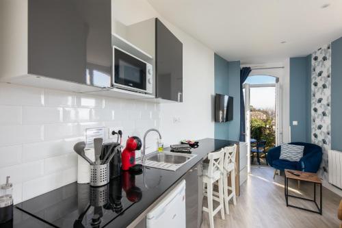 une cuisine avec un évier et un plan de travail dans l'établissement Le Moulin Blan, à Brest