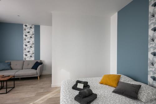 un salon avec un canapé et une table dans l'établissement Sainte Anne du Porzic, à Brest