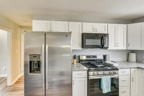 Dapur atau dapur kecil di 2 Mi to Waterfront Walkable Fall River Apartment!