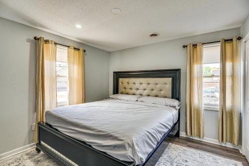 Katil atau katil-katil dalam bilik di 2 Mi to Waterfront Walkable Fall River Apartment!