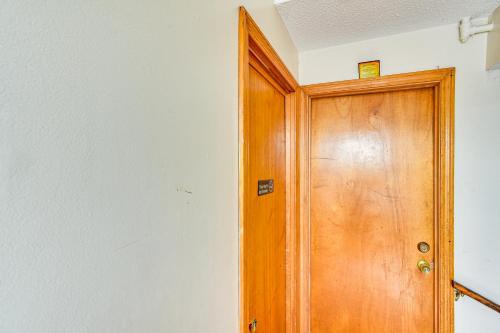 Gambar di galeri bagi 2 Mi to Waterfront Walkable Fall River Apartment! di Fall River