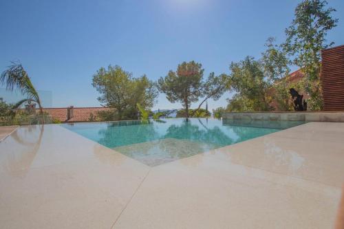 une piscine vide dans une maison dans l'établissement Villa vue mer, piscine, plage à pieds, à Hyères