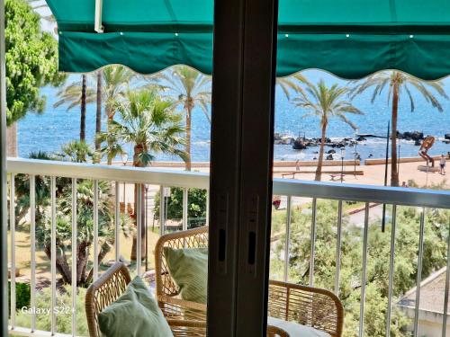 d'un balcon avec vue sur la plage. dans l'établissement Cozy Studio, Sea View, Old Town, Near Beaches, à Antibes