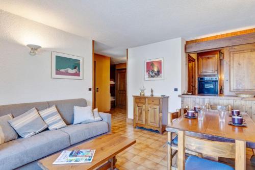 un salon avec un canapé et une table dans l'établissement Apartment with garden on the snow front, à Megève
