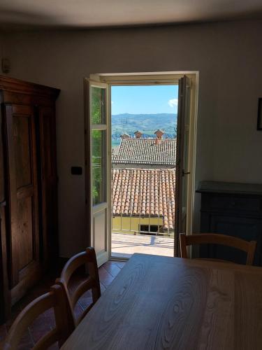 a room with a table and a door with a view at Il giardino di Olivia in Guarene