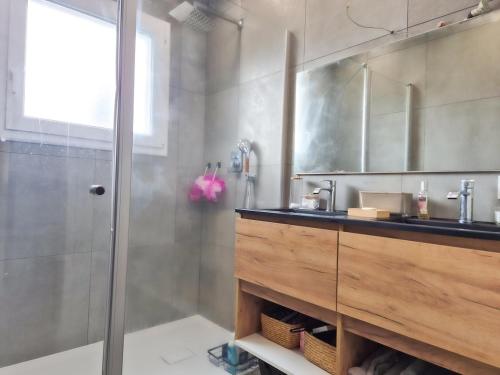 a bathroom with a shower and a sink at Villa Élégante à Berre-les-Alpes - Terrasse, Piscine & Vue Panoramique in Berre-les Alpes
