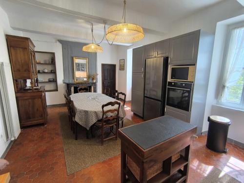 une cuisine avec une table et une salle à manger dans l'établissement Maison Play, à Roumoules