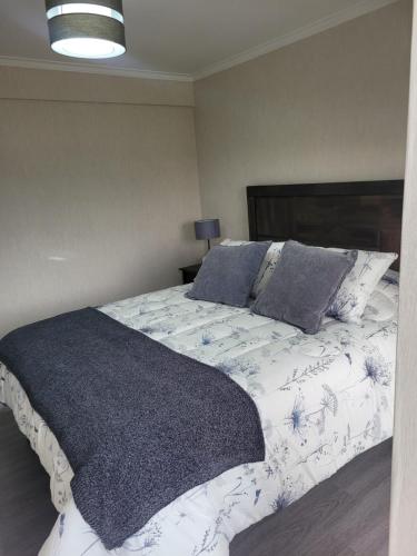 a bed with two pillows on it in a bedroom at Departamento Plaza Río Bueno in Río Bueno