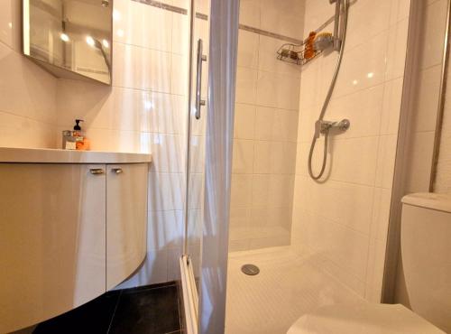 une salle de bain avec douche et toilettes dans l'établissement Studio bandolais paisible et proche des plages, à Bandol