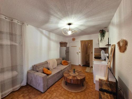 un salon avec un canapé et une table dans l'établissement Studio bandolais paisible et proche des plages, à Bandol