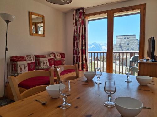 - une table à manger avec des verres à vin dans l'établissement Saint François Longchamp - T3 33m², proche pistes, 4 pers - FR-1-807-133, à Saint-François-Longchamp