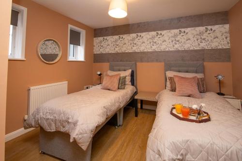 ein Schlafzimmer mit 2 Betten und einem Tablett darauf in der Unterkunft The Monument Apartment, 2 Bedrooms, 2 Bathrooms, Private Balcony, Open Plan kitchen, Recently Renovated, Code-Access Development, Free Multi Car Park, Ideal Location in Oxford