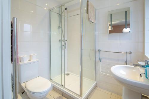 ein Badezimmer mit Dusche, Toilette und Waschbecken in der Unterkunft The Monument Apartment, 2 Bedrooms, 2 Bathrooms, Private Balcony, Open Plan kitchen, Recently Renovated, Code-Access Development, Free Multi Car Park, Ideal Location in Oxford