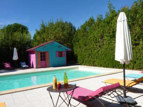 a swimming pool with a table with drinks on it at Domaine de Rhodes B&B in Avignon
