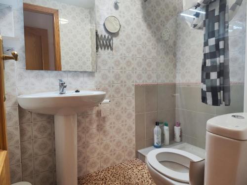 a bathroom with a sink and a toilet at Gran piso cerca del mar in Puerto de Gandía