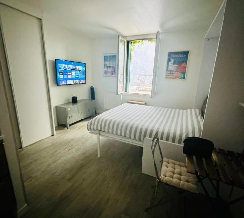 une petite chambre avec un lit et une fenêtre dans l'établissement Studio with private terrace Neuilly sur Seine, à Neuilly-sur-Seine