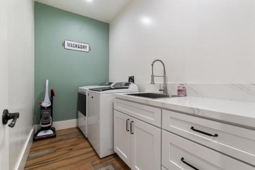 Cucina o angolo cottura di Luxury Escondido Family Oasis with Hot Tub